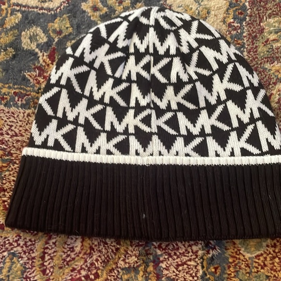 Michael Kors Women`s Bordered MK Logo Cuff Beanie HAT Black & white NWOT - Picture 3 of 3